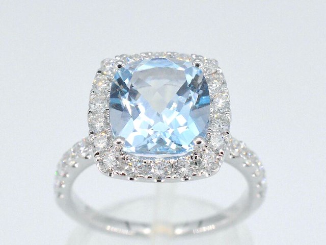 Witgouden entourage ring met natuurlijke topaas en diamanten - afbeelding 7 van  9