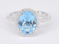 Witgouden entourage ring met ovaal geslepen topaas - afbeelding 1 van  5