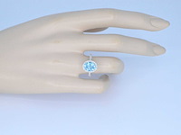 Witgouden entourage ring met ovaal geslepen topaas - afbeelding 3 van  5