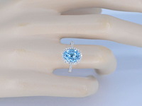 Witgouden entourage ring met ovaal geslepen topaas - afbeelding 3 van  10