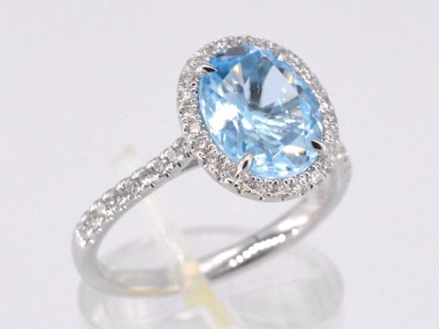 Witgouden entourage ring met ovaal geslepen topaas - afbeelding 6 van  10