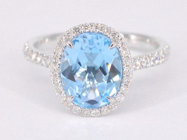 Witgouden entourage ring met ovaal geslepen topaas - afbeelding 7 van  10