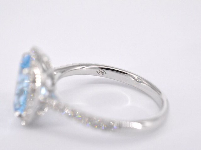 Witgouden entourage ring met ovaal geslepen topaas - afbeelding 9 van  10