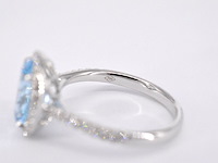 Witgouden entourage ring met ovaal geslepen topaas - afbeelding 9 van  10
