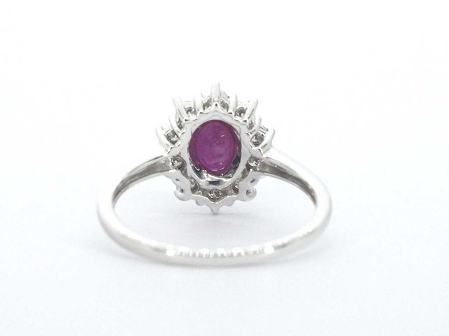 Witgouden entourage ring met robijn en diamanten - afbeelding 7 van  8