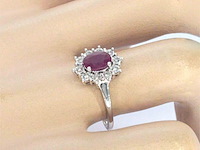 Witgouden entourage ring met robijn en diamanten - afbeelding 2 van  9