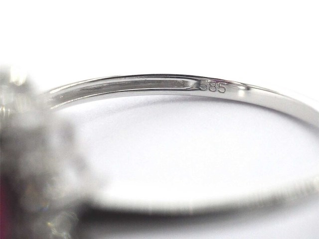 Witgouden entourage ring met robijn en diamanten - afbeelding 7 van  9