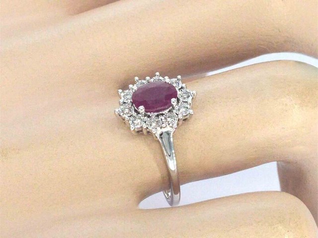 Witgouden entourage ring met robijn en diamanten - afbeelding 2 van  7