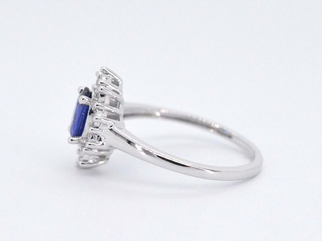 Witgouden entourage ring met saffier en briljanten - afbeelding 7 van  11