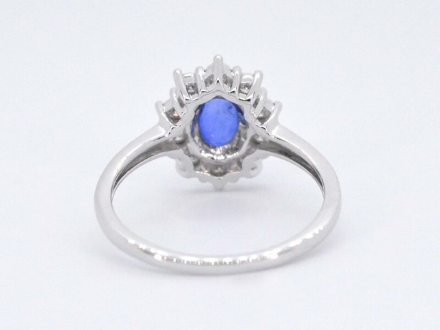 Witgouden entourage ring met saffier en briljanten - afbeelding 9 van  11