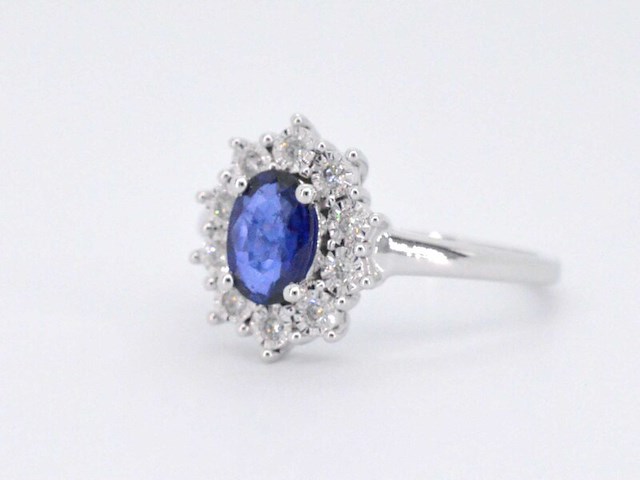 Witgouden entourage ring met saffier en briljanten - afbeelding 10 van  11