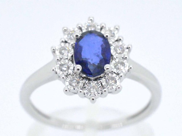 Witgouden entourage ring met saffier en briljanten - afbeelding 1 van  11