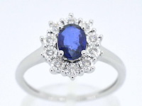 Witgouden entourage ring met saffier en briljanten
