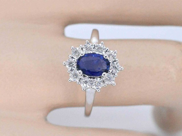 Witgouden entourage ring met saffier en briljanten - afbeelding 4 van  11