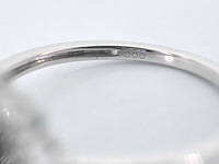 Witgouden entourage ring met saffier en briljanten - afbeelding 11 van  11