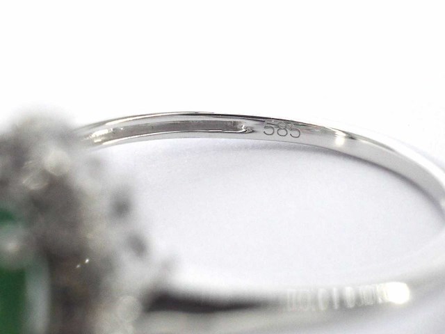 Witgouden entourage ring met smaragd en diamanten - afbeelding 2 van  10