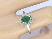 Witgouden entourage ring met smaragd en diamanten - afbeelding 3 van  10