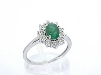 Witgouden entourage ring met smaragd en diamanten - afbeelding 5 van  10