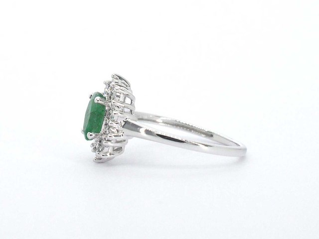 Witgouden entourage ring met smaragd en diamanten - afbeelding 6 van  10