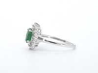 Witgouden entourage ring met smaragd en diamanten - afbeelding 6 van  10
