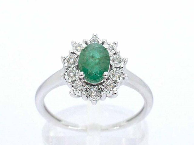 Witgouden entourage ring met smaragd en diamanten - afbeelding 1 van  11