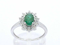 Witgouden entourage ring met smaragd en diamanten - afbeelding 1 van  11