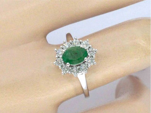 Witgouden entourage ring met smaragd en diamanten - afbeelding 4 van  11