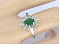 Witgouden entourage ring met smaragd en diamanten - afbeelding 4 van  11