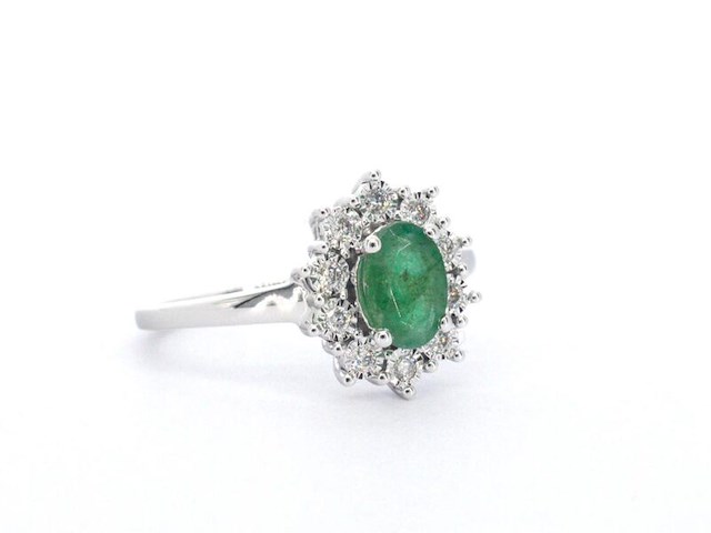 Witgouden entourage ring met smaragd en diamanten - afbeelding 7 van  11