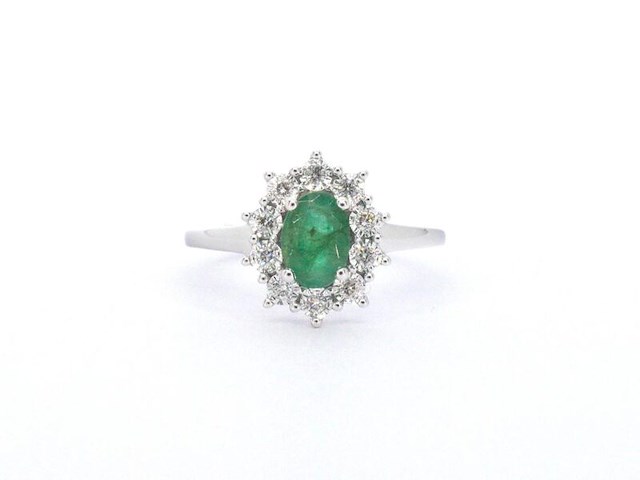 Witgouden entourage ring met smaragd en diamanten - afbeelding 8 van  11