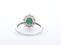 Witgouden entourage ring met smaragd en diamanten - afbeelding 9 van  11