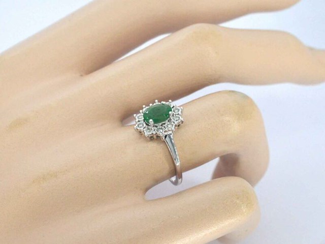 Witgouden entourage ring met smaragd en diamanten - afbeelding 10 van  11