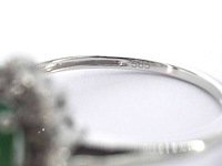 Witgouden entourage ring met smaragd en diamanten - afbeelding 11 van  11