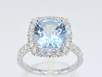 Witgouden entourage ring met topaas en diamanten - afbeelding 6 van  8