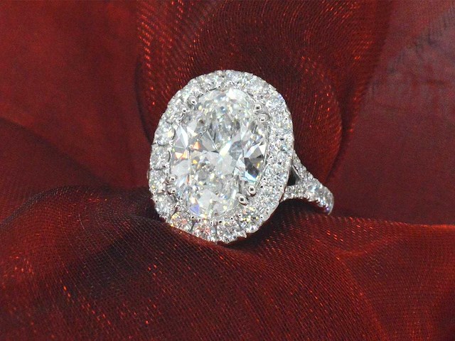 Witgouden entourage ring ovaal diamant 5.00 carat - afbeelding 1 van  9