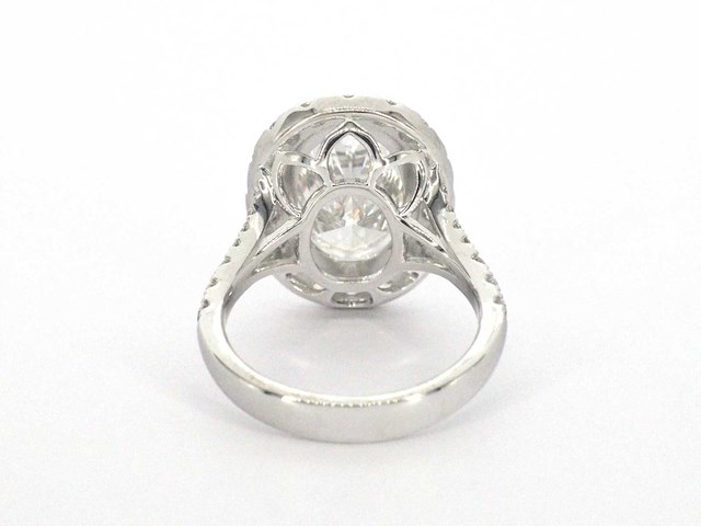 Witgouden entourage ring ovaal diamant 5.00 carat - afbeelding 7 van  9