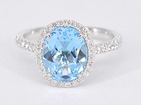 Witgouden entourage ring topaas ovaal