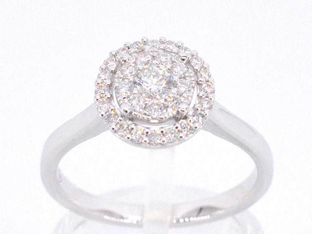 Witgouden entourage ring vol gezet met diamanten - afbeelding 1 van  10