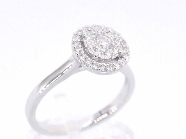 Witgouden entourage ring vol gezet met diamanten - afbeelding 6 van  10