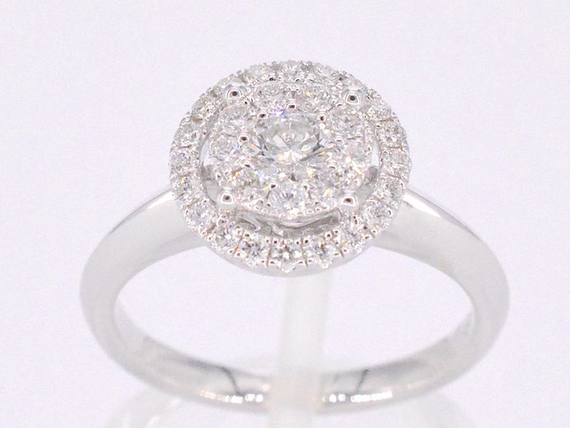 Witgouden entourage ring vol gezet met diamanten - afbeelding 1 van  11