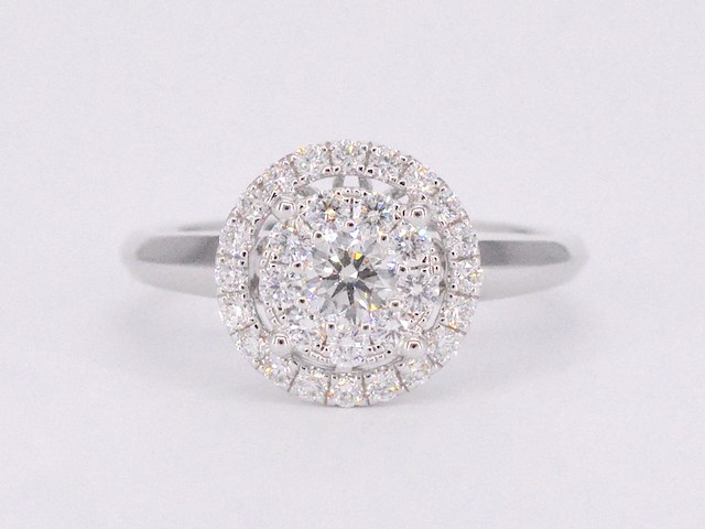 Witgouden entourage ring vol gezet met diamanten - afbeelding 8 van  11