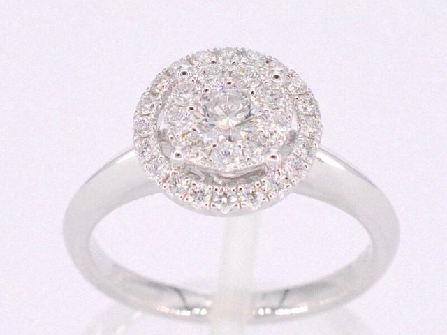 Witgouden entourage ring vol gezet met diamanten - afbeelding 2 van  12