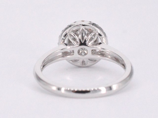 Witgouden entourage ring vol gezet met diamanten - afbeelding 10 van  12