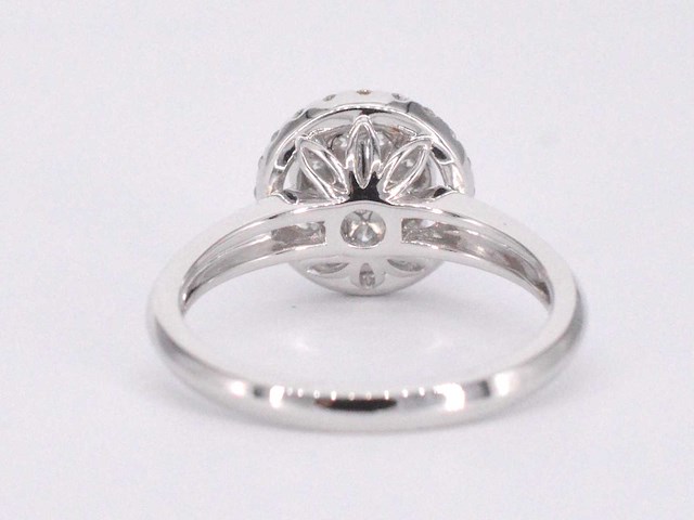 Witgouden entourage ring volledig bezet met diamanten - afbeelding 9 van  10