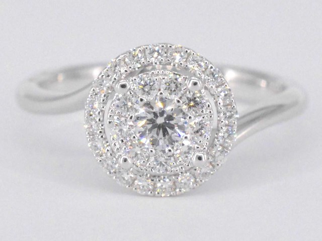 Witgouden entourage slagring met diamanten - afbeelding 1 van  9