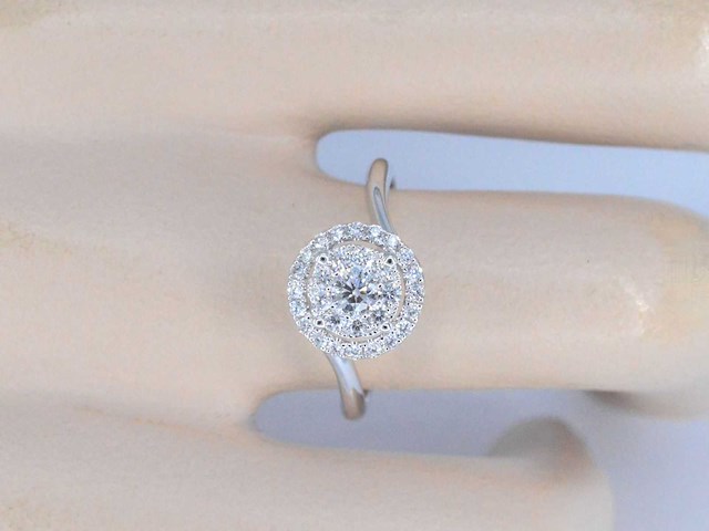 Witgouden entourage slagring met diamanten - afbeelding 2 van  9