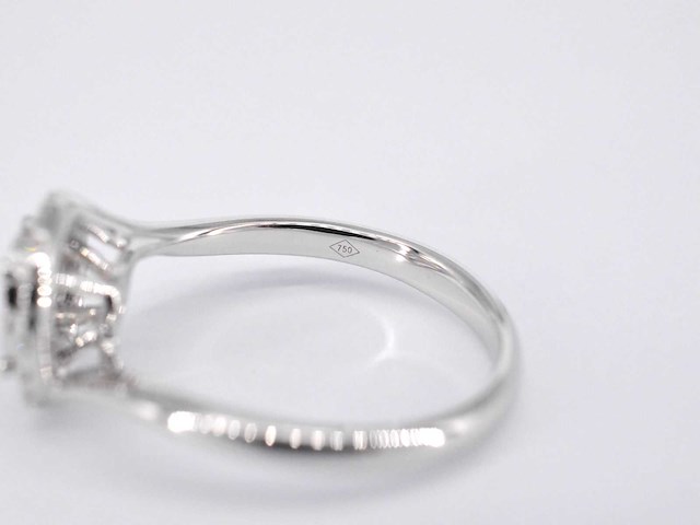 Witgouden entourage slagring met diamanten - afbeelding 5 van  9