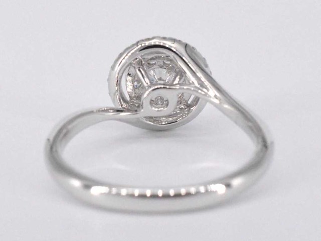 Witgouden entourage slagring met diamanten - afbeelding 8 van  9