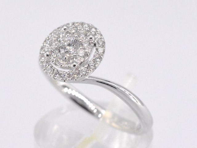 Witgouden entourage slagring met diamanten - afbeelding 4 van  8