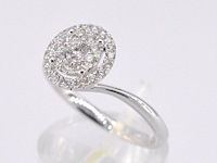 Witgouden entourage slagring met diamanten - afbeelding 5 van  10